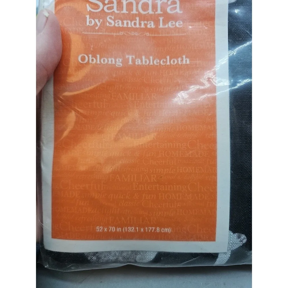 NEW NIP Sandra Lee Round RARE SKULL CROSSBONES Tablecloth Oblong 52x70‎ New